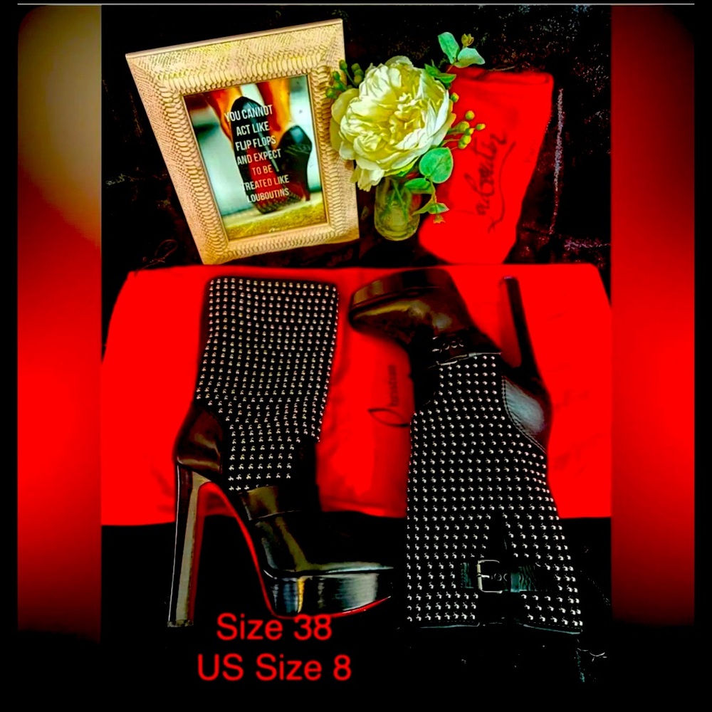 Christian Louboutin ❤️ Red Bottoms 
Size 38❤️